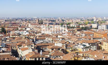 Gita in Italia Vista dall'alto della città di Verona con il Castello di Castelvecchio dalla Torre dei Lamberti in primavera Foto Stock