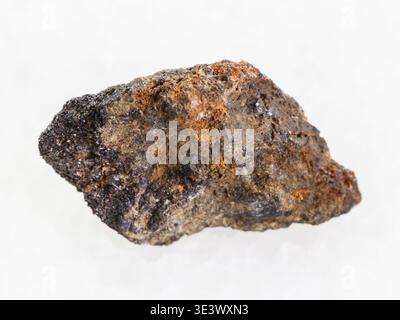Foto macro di uno psilomelano grezzo di roccia minerale naturale (minerale di manganese) su sfondo di marmo bianco Foto Stock