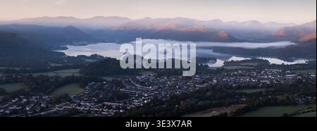 Vista panoramica di Keswick e Derwentwater da vicino alla vetta di Latrigg, Lake District, Regno Unito. La foto è stata scattata all'alba di un giorno nebbioso d'autunno. Foto Stock