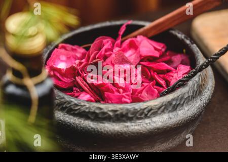 Insalata di cavolo in salamoia rosa in una ciotola, un cavolo vibrante, croccante e a fermentazione rapida colorato di barbabietola, spesso con aglio e aceto Foto Stock