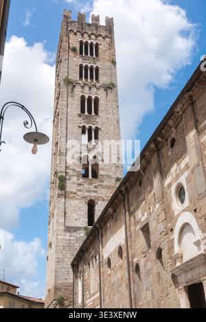 07.07.25, Italia, Lucca, alto campanile storico che sorge sopra vecchi edifici in pietra in una città italiana. Architettura religiosa e patrimonio culturale Foto Stock