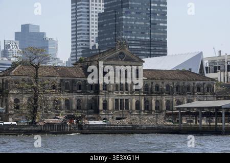 La vecchia dogana sul fiume chao phraya nella città di Bangkok, in Thailandia, nel sud dell'Asia. Thailand, Bangkok, novembre 2019 Foto Stock