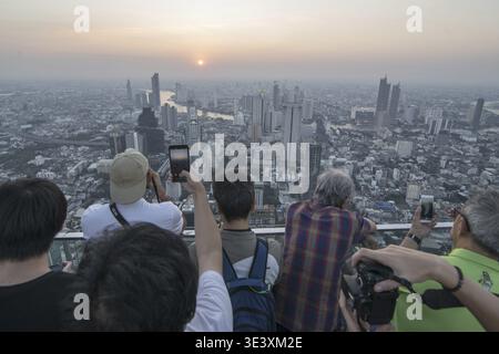 Persone al tetto del Maha Nakhon Building a Sathon nella città di Bangkok in Thailandia nel sud dell'Asia. Thailand, Bangkok, novembre 2019 Foto Stock