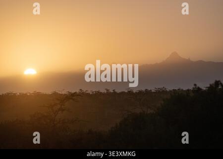 Alba a Ol Pejeta, Kenya, con il Monte Kenya sullo sfondo Foto Stock