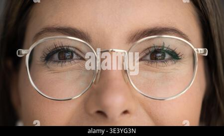 Primo piano di una donna che indossa occhiali da vista moderni e rotondi Foto Stock