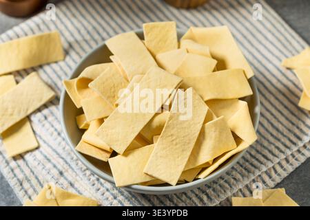 Asciugare gli spaghetti organici larghi in una ciotola per cuocere la zuppa Foto Stock