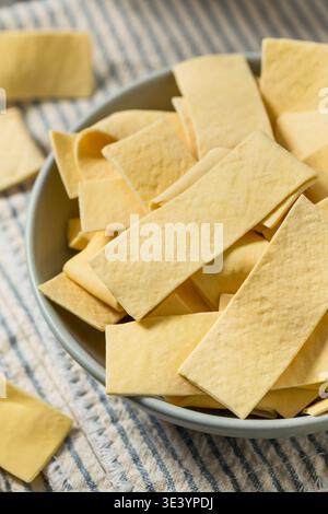 Asciugare gli spaghetti organici larghi in una ciotola per cuocere la zuppa Foto Stock