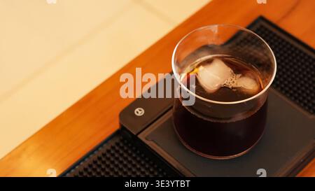 Bicchiere di caffè freddo su tavolo di legno Foto Stock