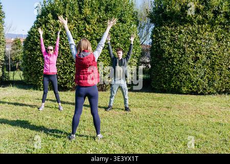 piccolo gruppo di persone che si allenano insieme nel parco Foto Stock