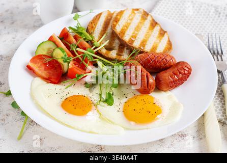 Colazione semplice fatta in casa con uova e salsicce Foto Stock