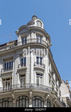 Paesaggio urbano con scorcio di edifici storici dietro l'angolo di avenida Florida, capitale dell'Argentina, girato alla luce brillante dell'estate a Buenos Aires Foto Stock