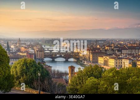 Vista di Firenze al tramonto da Piazzale Michelangelo. Fiume Arno con Ponte Vecchio, ponte storico, Toscana, Italia Foto Stock