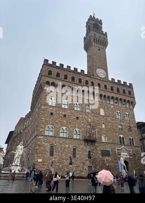 Firenze Italia 18 dicembre 2025. Vista di Palazzo Vecchio e della Torre Arnolfo dominano Piazza della Signoria, il cuore politico e storico della città Foto Stock
