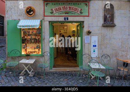 Un colorato ristorante/bar su Rua da Sao Pedro a Lisbona con sedie e tavoli all'aperto Foto Stock