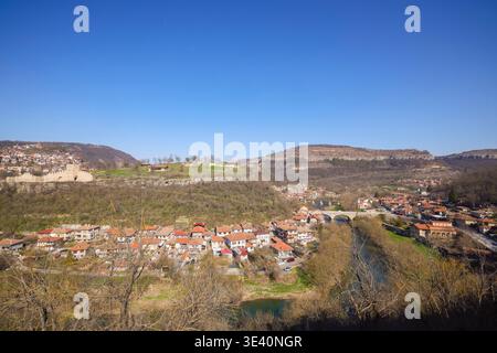Veliko Tarnovo Bulgaria 14 marzo 2026. Immagini della città di Veliko Tarnovo, viste dalla collina con la fortezza medievale di Tarevet. Foto Stock
