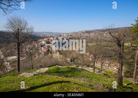 Veliko Tarnovo Bulgaria 14 marzo 2026. Immagini della città di Veliko Tarnovo, viste dalla collina con la fortezza medievale di Tarevet. Foto Stock