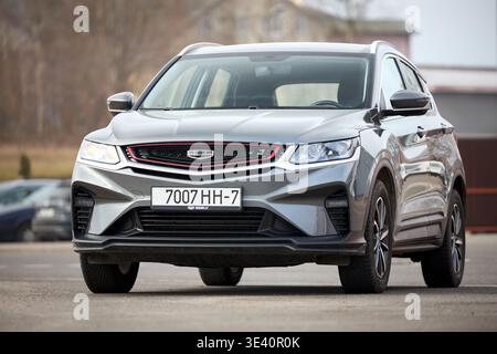 Minsk, Bielorussia - 17 marzo 2026: L'auto BelGee X50 o Geely Coolray ha parcheggiato un'attenzione selettiva sullo sfondo urbano. Vista frontale crossover SUV cinese Foto Stock