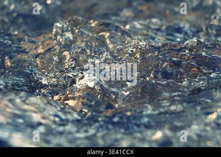 acquisizione ad alta velocità dell'otturatore dell'acqua turbolenta, caratterizzata da schizzi complessi, gocce e schemi vorticosi. L'immagine enfatizza il caos e l'energ Foto Stock