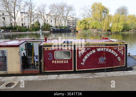 London Waterbus Company chiatta Perseus ormeggiata a Little Venice Londra Regno Unito marzo 2026 Foto Stock