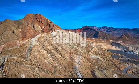 Aerial Nevada Anniversary Mine Rugged Desert Mountains e Winding Roads Foto Stock