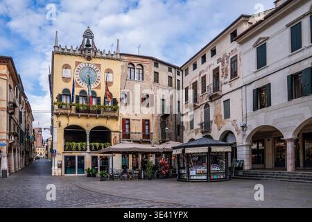 Vista su Piazza della Libertà a Bassano del Grappa. Con la Loggia del comune con il suo orologio astronomico, edifici storici affrescati e portici Foto Stock