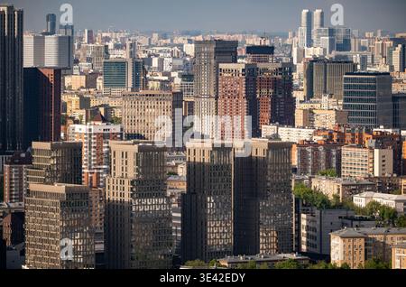 Skyline di Mosca caratterizzato da un fitto paesaggio urbano e da edifici moderni Foto Stock