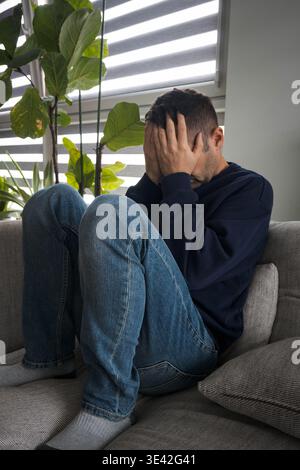 Il crollo di un uomo. Foto Stock
