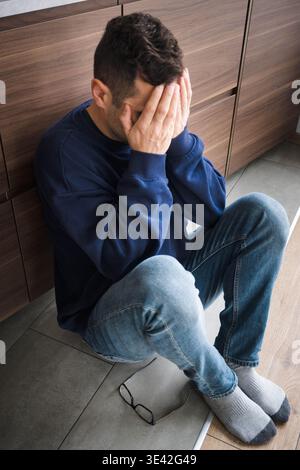 Il crollo di un uomo. Foto Stock
