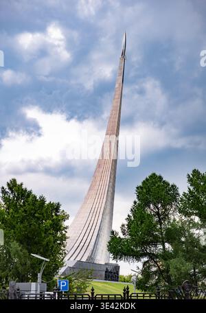 Monumento ai conquistatori dello spazio, che ricorda i cosmonauti sovietici e l'esplorazione dello spazio Foto Stock