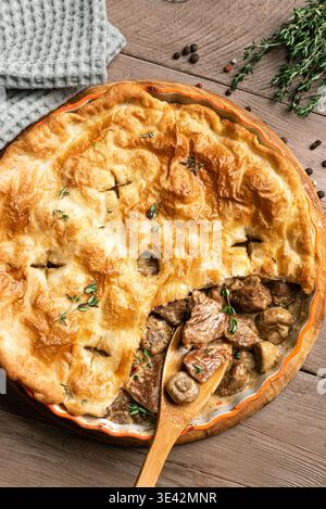 Pollo o tacchino e torta di funghi con pasta sfoglia, vista dall'alto. Cibo casereccio, cottura della torta di carne. Foto Stock