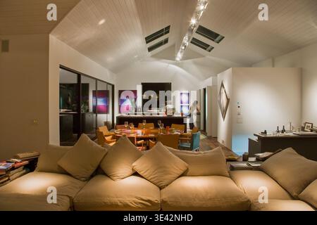 Accogliente sala da pranzo e soggiorno in stile loft contemporaneo ad Aspen, Colorado Foto Stock