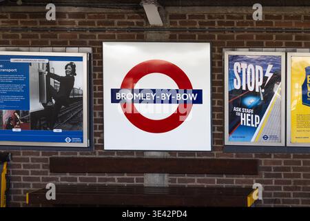 Cartello della stazione della metropolitana Bromley by Bow London. Londra, Regno Unito, 29 luglio 2023 Foto Stock