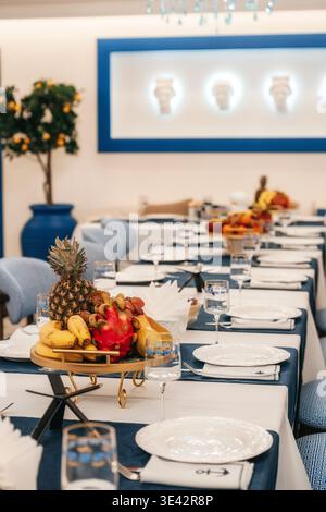 Ampia scelta di piatti gourmet in un ambiente vivace. Disposizione decorativa per banchetti con colorate esposizioni di frutta Foto Stock