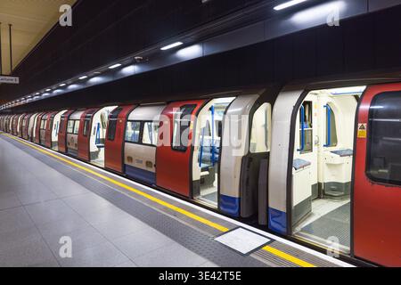 Treno della metropolitana di Londra in attesa al binario. Londra, Regno Unito, 29 luglio 2023 Foto Stock