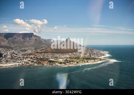 Panorama panoramico costiero. Ampia vista sull'oceano con colline. Luminoso scenario di costa con lussuose residenze Foto Stock