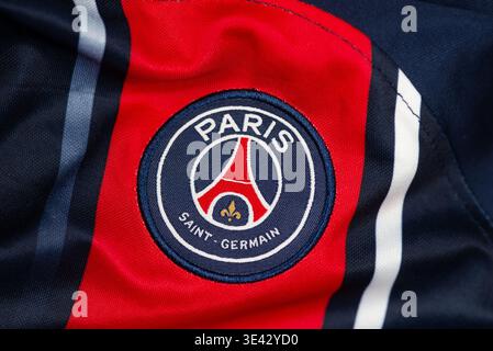 Kiev, Ucraina. 13 gennaio 2026. Primo piano dello stemma della squadra di calcio Paris Saint-Germain ricamato su tessuto in Jersey rosso e blu Foto Stock