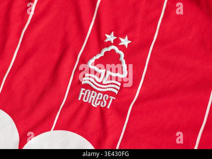 Kiev, Ucraina, 7 maggio 2025. Primo piano di una maglia da calcio rossa del Nottingham Forest con logo ricamato e stelle. Foto Stock
