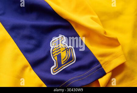 Kiev, Ucraina, 30 aprile 2025. Primo piano della maglia dei Los Angeles Lakers con logo della squadra, cuciture e tessuto giallo e viola testurizzato. Foto Stock