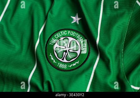 Kiev, Ucraina. 27 aprile 2025. Primo piano della maglia verde del Celtic Football Club con logo ricamato e stella bianca, texture in tessuto dettagliata. Foto Stock