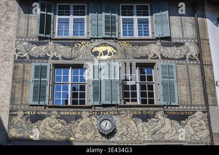 Vista dettagliata dello storico Haus zum Wolf nel quartiere Spalenberg di Basilea con decorazioni dettagliate sulla facciata, sgraffito raffigurante il commercio coloniale, Altst Foto Stock