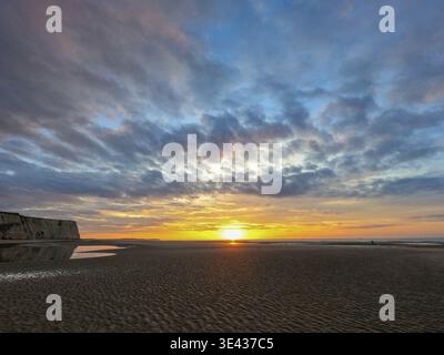 Splendida alba sulla spiaggia con colori vivaci e nuvole spettacolari, a creare un'atmosfera serena Foto Stock