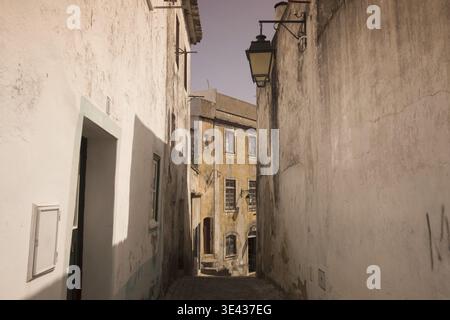 Un vicolo nella città vecchia di Monchique nella Sierra de Monchique, nell'Algarve del Portogallo in Europa Foto Stock