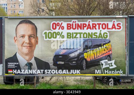 Cartellone pubblicitario della campagna di László Toroczkai del movimento Our Homeland che promuove la “tolleranza zero per il crimine” e la “sicurezza del 100%” a Budapest. Foto Stock