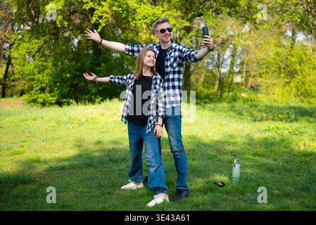 Padre felice e figlia che prendono Un Selfie mentre passano del tempo insieme Foto Stock