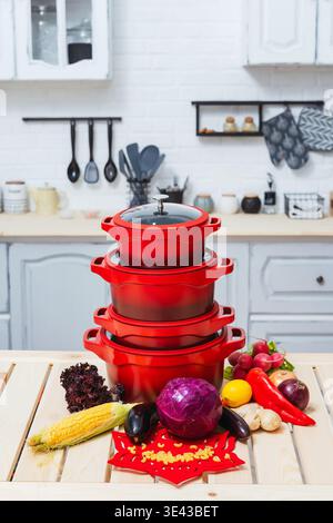 L'abbondante disposizione di verdure sulla superficie rustica evoca festività natalizie e l'incontro della comunità Foto Stock