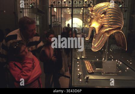 La maschera Tutankhamon nel Museo Egizio nella città vecchia del Cairo, capitale dell'Egitto nel nord Africa. Egitto, Cairo, marzo 2000 Foto Stock