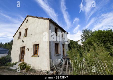 Bergnicourt, Rethel, Ardenne, Grand-Est, Francia, 28 agosto 2025, un'antica residenza di campagna, un'isolata dimora di campagna che ospita showcasi Foto Stock