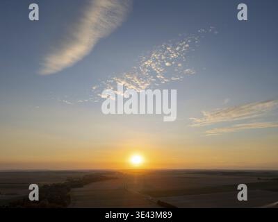 Bergnicourt, Rethel, Ardenne, Grand-Est, Francia, il 28 agosto 2025, Un tramonto mozzafiato e colorato illumina l'orizzonte su di un Foto Stock