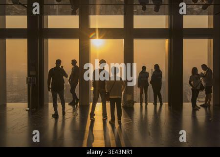 Persone al tetto del Maha Nakhon Building a Sathon nella città di Bangkok in Thailandia nel sud dell'Asia. Thailand, Bangkok, novembre 2019 Foto Stock