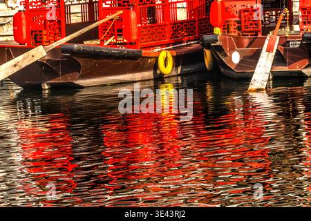 Colorato Red Tourist Boats Reflection Houhai Lake Beijing China Old Beijing Swimming Hole situato dietro il Parco Beihai ora famoso quartiere dei divertimenti Foto Stock